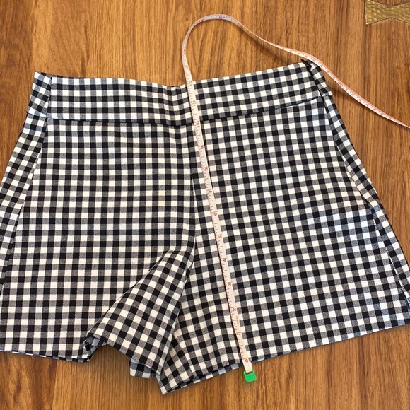 GAP shorts -checkers - Picture 2 of 4